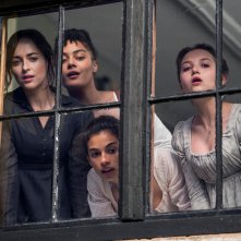 Persuasione: Dakota Johnson, Izuka Hoyle, Nia Towle, Mia McKenna-Bruce in un'immagine