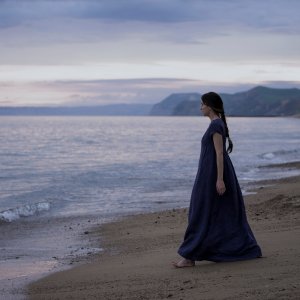 Persuasione: Dakota Johnson in una foto