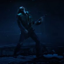 Stranger Things 4: Joseph Quinn in una scena del volume 2