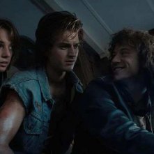 Stranger Things 4: Joseph Quinn con Maya Hawke e Joe Keery in una scena