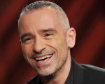 Eros Ramazzotti a Mykonos, estate di coccole bollenti con una misteriosa ragazza