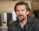 Ethan Hawke svela una foto dal set del western queer di Pedro Almodovar Strange Way of Life