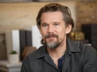 Ethan Hawke svela una foto dal set del western queer di Pedro Almodovar Strange Way of Life