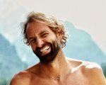 Massimiliano Rosolino sorridente sotto la Marmolada: la foto fa infuriare il web