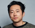 Steven Yeun protagonsita del film sci-fi di Bong Joon-Ho con Robert Pattinson