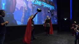 Thor: Love And Thunder - Natalie Portman Sorprende I Fan A Roma