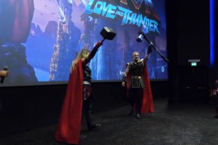 Thor: Love And Thunder - Natalie Portman Sorprende I Fan A Roma