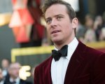 Armie Hammer non lavora in un hotel alle Isole Cayman, la smentita dopo uno scherzo su Twitter