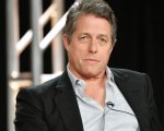 Hugh Grant fa suonare la musica del Benny Hill Show per festeggiare le dimissioni di Boris Johnson