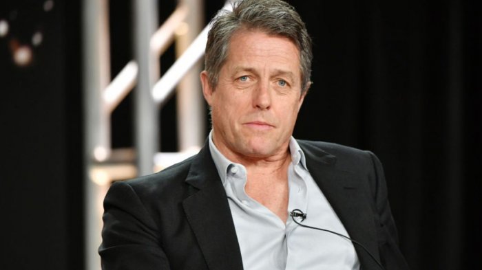 Hugh Grant fa suonare la musica del Benny Hill Show per festeggiare le dimissioni di Boris Johnson