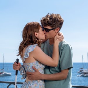 Sotto il sole di Amalfi: Ludovica Martino, Lorenzo Zurzolo in una scena del film