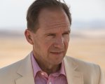 Conclave, Ralph Fiennes e Isabella Rossellini nelle prime immagini del thriller ambientato in Vaticano