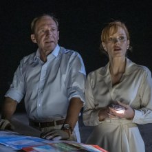 The Forgiven: Ralph Fiennes e Jessica Chastain in un'immagine