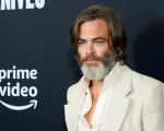 Poolman, Chris Pine in sella a una Vespa in vestaglia, barba e casco dorato sul set del suo nuovo film