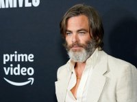 Poolman, Chris Pine in sella a una Vespa in vestaglia, barba e casco dorato sul set del suo nuovo film