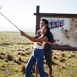 Don't Make Me Go: John Cho e Mia Isaac mentre fanno un selfie