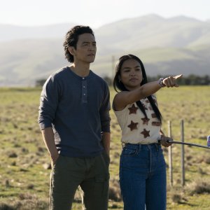 Don't Make Me Go: John Cho e Mia Isaac in una scena