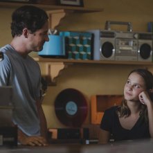 Press Play - La musica della nostra vita: Lewis Pullman, Clara Rugaardin una scena del film