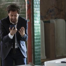 Toilet: Gabriele Pignotta in una scena del film