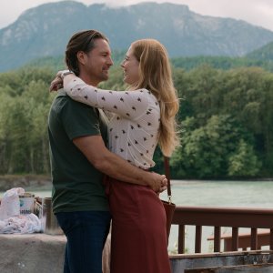 Virgin River 4: Martin Henderson e Alexandra Breckenridge in una scena
