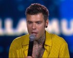 Fedez, piccolo incidente a Battiti Live: “Mi sono frantumato la pa.la sinistra”