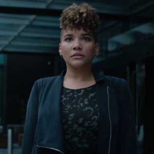 Blacklight: Emmy Raver-Lampman in una scena del film