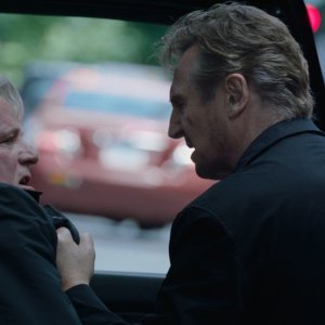 Blacklight: Liam Neeson con Aidan Quinn in una scena del film