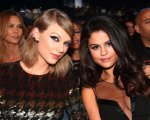 Selena Gomez festeggia il suo 30° compleanno con Taylor Swift (FOTO)