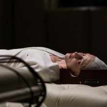 Possessor: Andrea Riseborough durante una scena