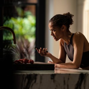 Surface: Gugu Mbatha-Raw in un'immagine