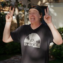 How It Ends: Rob Huebel in una scena