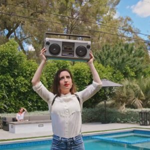 How It Ends: Zoe Lister Jones in una scena