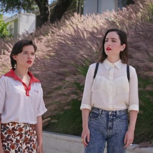 How It Ends: Cailee Spaeny, Zoe ListerJones in una scena