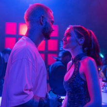 Not Okay: Zoey Deutch, Dylan O'Brien in una scena della commedia romantica