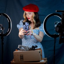 Not Okay: Zoey Deutch in un'immagine