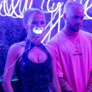 Not Okay: Zoey Deutch, Dylan O'Brien in una scena