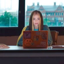 Not Okay: Zoey Deutch in una scena