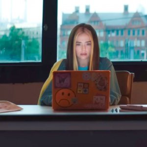 Not Okay: Zoey Deutch in una scena