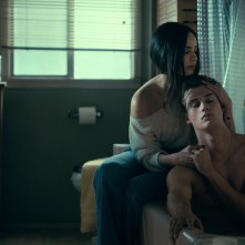 Purple Hearts: Sofia Carson e Nicholas Galitzine in un momento del film