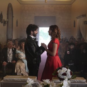 Sposa in rosso: Sarah Felberbaum, Eduardo Noriega di fronte all'altare