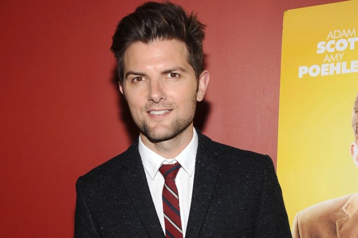 Madame Web: le foto dal set mostrano Adam Scott e Dakota Johnson