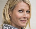 Gwyneth Paltrow scherza con Hailey Bieber: 'Mi sono fatta tuo padre nel bagno'