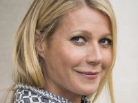 Gwyneth Paltrow scherza con Hailey Bieber: 'Mi sono fatta tuo padre nel bagno'