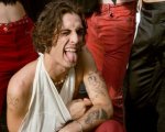 Maneskin, Damiano David si infortuna: costretto a cantare con il ghiaccio sulla spalla a Chicago
