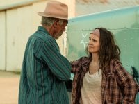 Juliette Binoche versione camionista e Morgan Freeman nel trailer di Paradise Highway