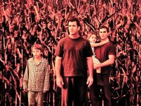 Signs: tra Shyamalan e Mel Gibson. Vent'anni dopo il terrore alieno è ancora da brividi