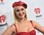 Katy Perry lancia fette di pizza ai fan dopo un concerto (video)