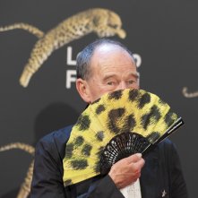 Il mio vicino Adolf: un primo piano di David Hayman in una divertente posa a Locarno 2022