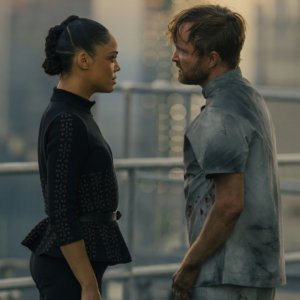 Westworld 4: Tessa Thompson e Aaron Paul in una scena del settimo episodio