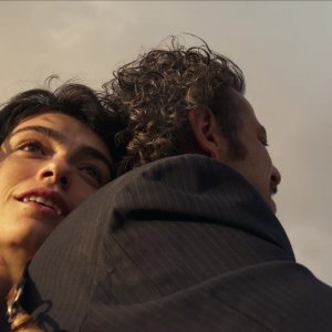 La canzone del cuore: Erkan Kolçak Köstendil e Hazar Ergüçlü in una scena